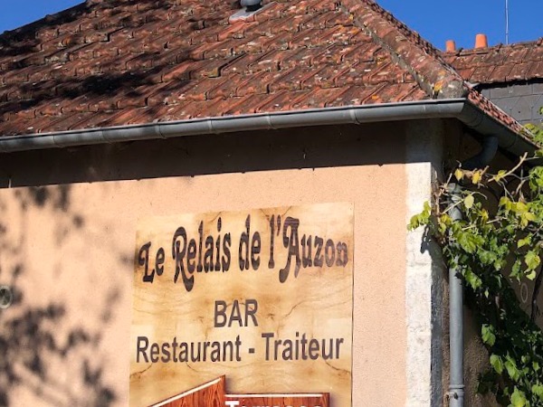 L'enseigne du Relais de l'Auzon dans la rue du village