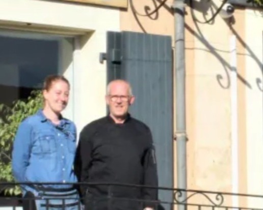 Éric Chevauchet, chef cuisinier, et Noëmie Laroche devant Le Relais de l'Auzon