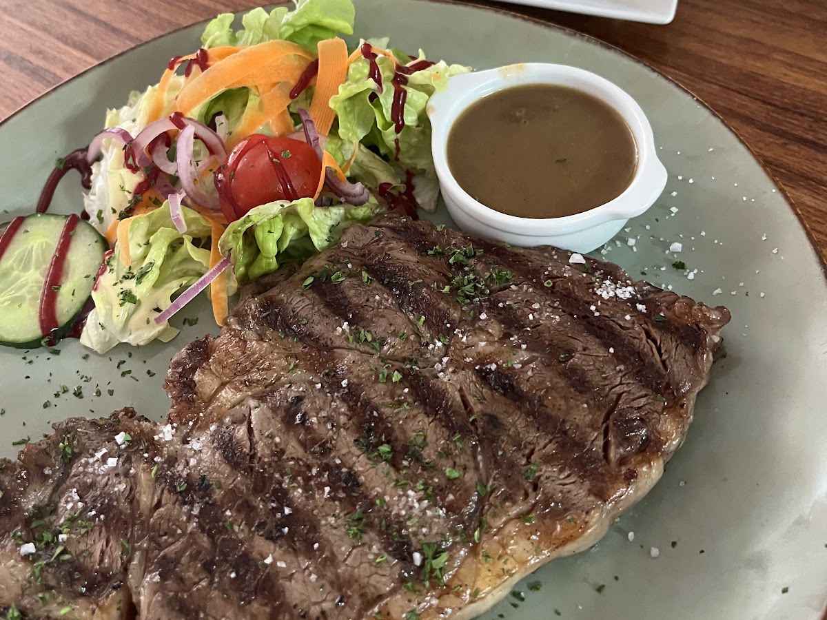 Pièce de bœuf grillée et sa salade