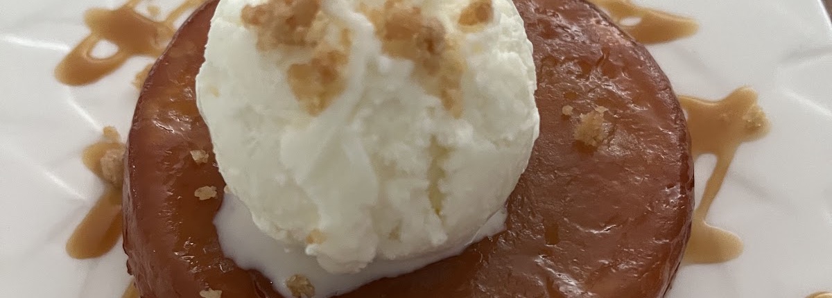 Tarte tatin maison et sa boule de glace