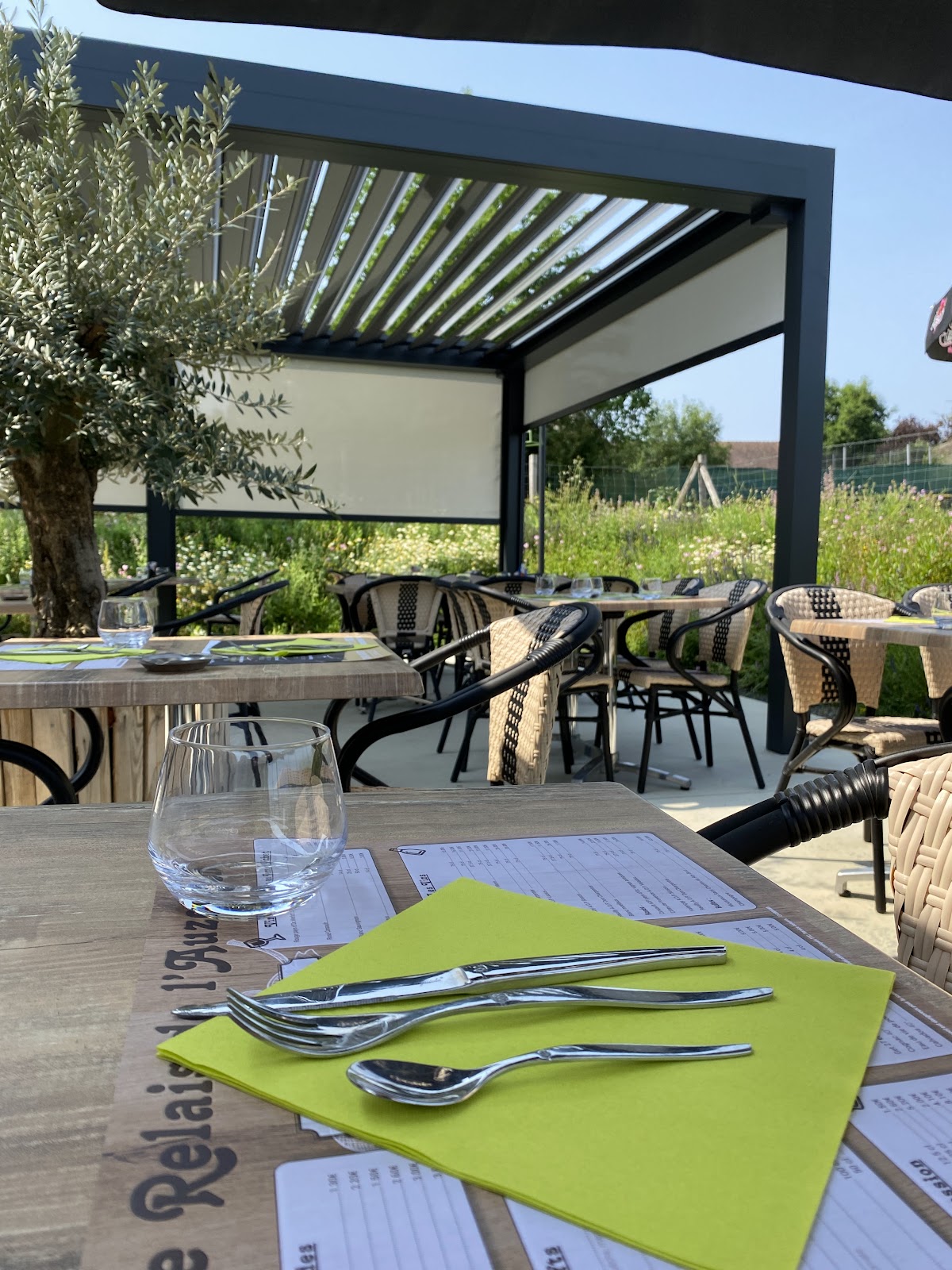 La terrasse ombragée du Relais de l'Auzon